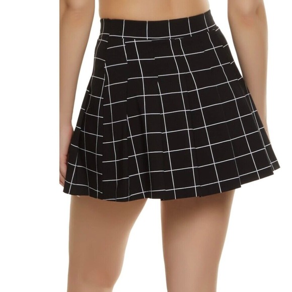 New WEAREVER Black Grid Plaid Pleated Windowpane Mini School Girl Skirt Women’s - Picture 4 of 7